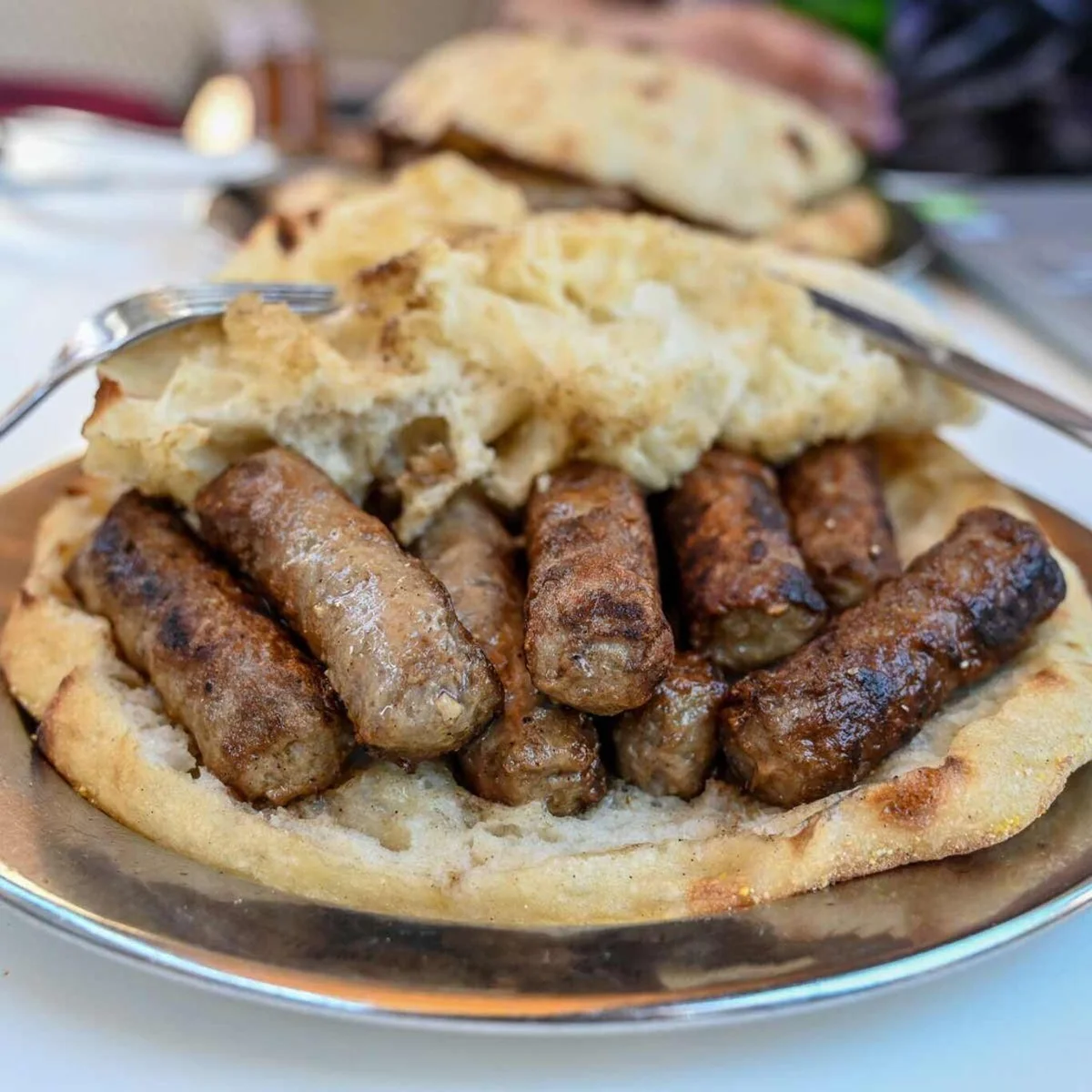 STADYUM DIŞINDA DA HAZIRLIK Normalde 10 adet köfteyle hazırlanan klasik ćevapi porsiyonları, yalnızca bir günlüğüne 11 köfte olarak servis edilecek. Porsiyona eklenen 11. köfte, Dzeko'nun yıllarca taşıdığı 11 numaralı formaya gönderme niteliği taşıyacak.