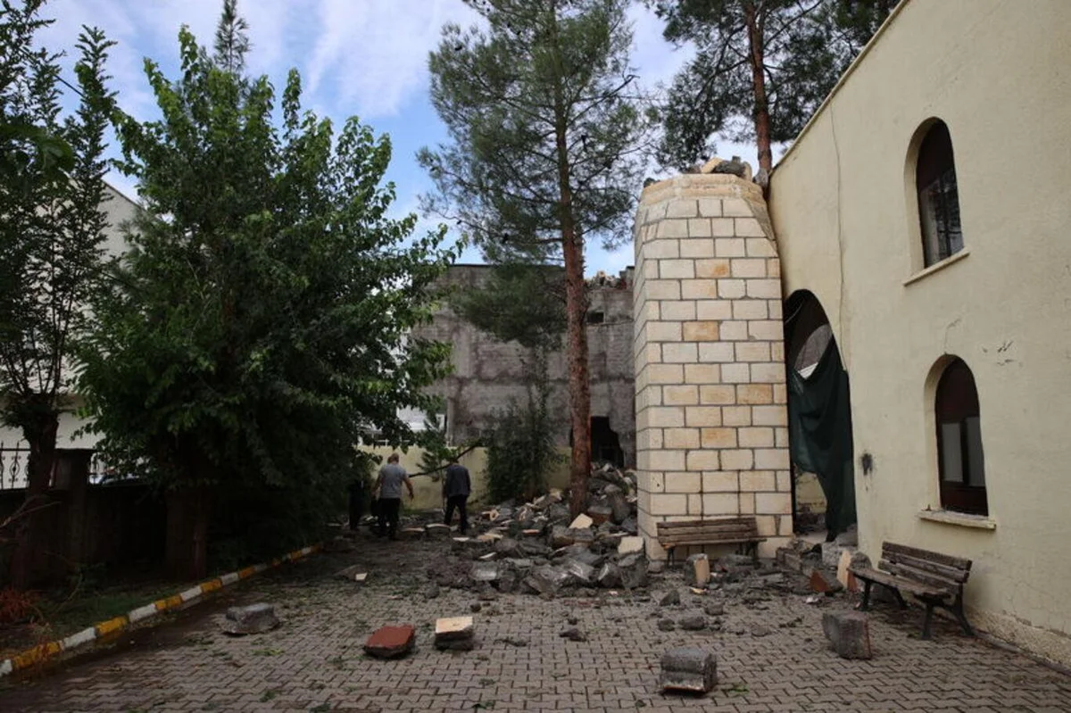 Çevre, Şehircilik ve İklim Değişikliği İl Müdürlüğü ekiplerince minaresi yıkılan cami ve çevresinde hasar tespit çalışması yürütüldü.