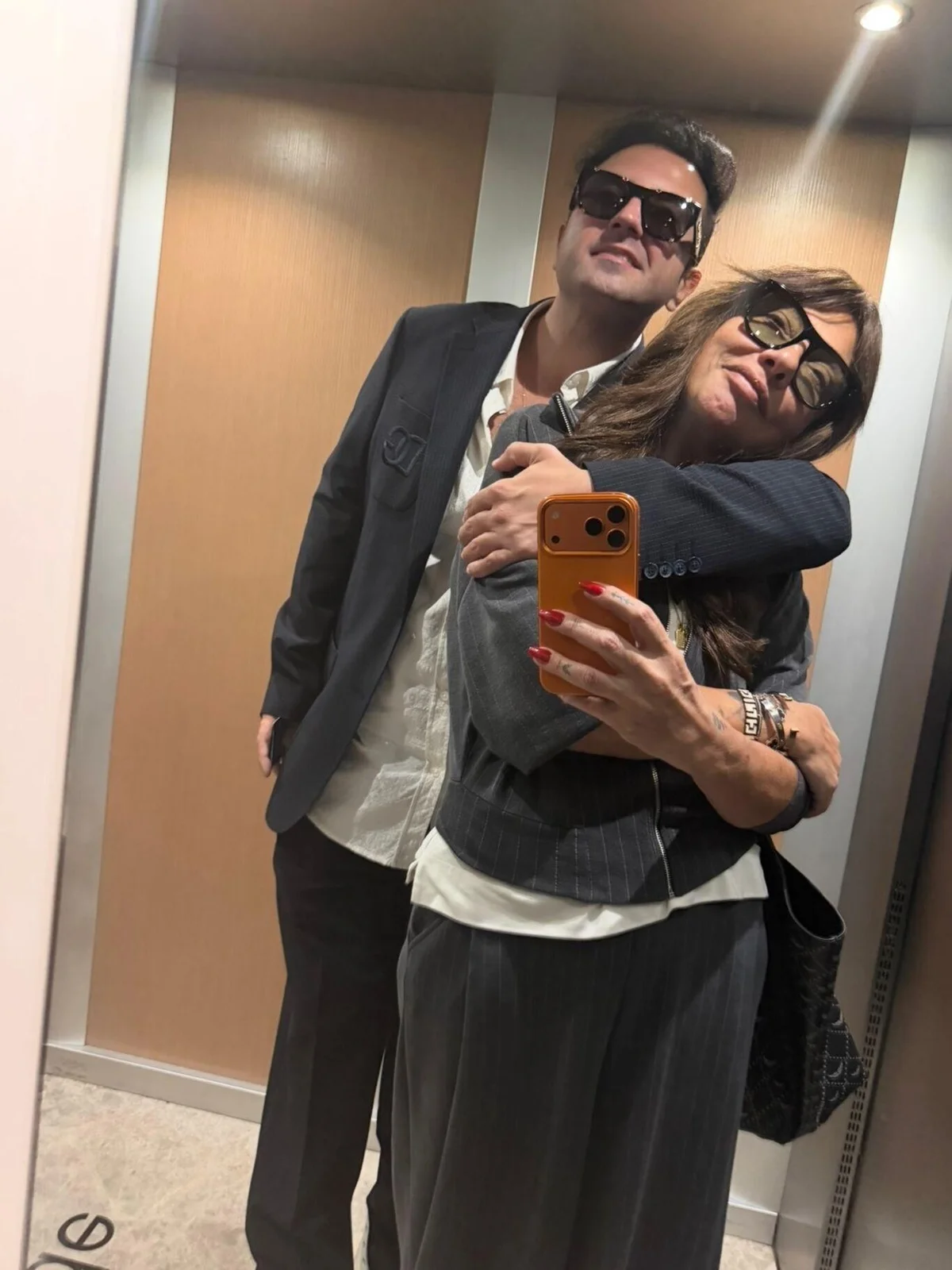 Instagram hesabından eşiyle birlikte geçirdiği anlara ait fotoğrafları paylaşan şarkıcı, Yapıcıoğlu’na olan sevgisini dile getirdi.