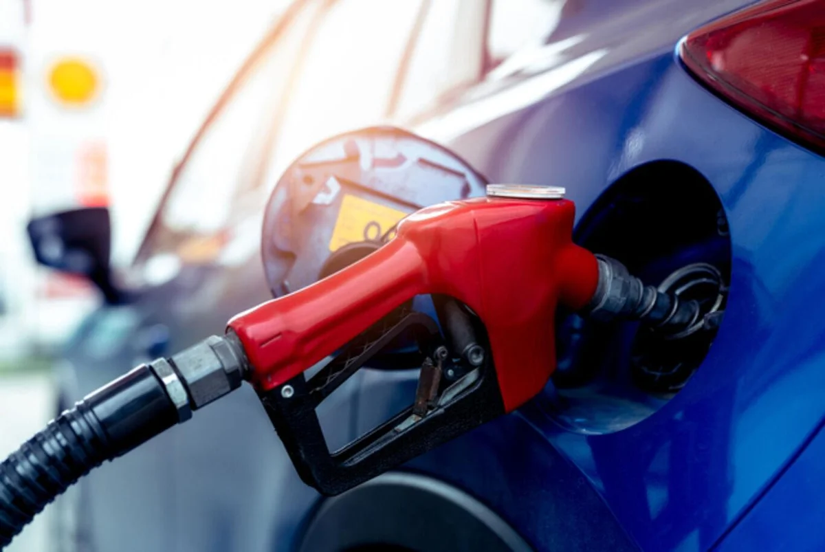 MOTORİN NE KADAR OLACAK? Motorinin litresinin İstanbul'da 95,00 liraya, Ankara'da 96,10 liraya, İzmir'de 96,40 liraya, geriledi. BENZİNDE İNDİRİM VAR MI? Benzin  grubunda 2 Ekim 2026'da fiyat değişikliği bulunmuyor.