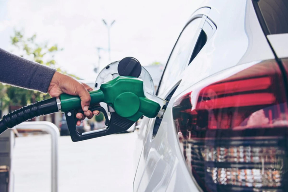 2026 İSTANBUL AKARYAKIT FİYATLARI İstanbul Avrupa Yakası'nda güncel akaryakıt fiyatları şöyle: Benzin: 84,60 TL Motorin: 95.00 TL LPG: 41.20 TL İstanbul Anadolu Yakası Benzin: 84.50 TL Motorin: 94,90 TL LPG: 40,60 TL