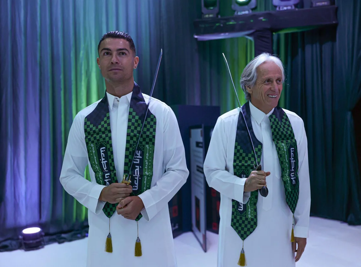 Portekiz basınından A Bola'da yer alan habere göre, Ronaldo ile arayı düzeltmek isteyen Portekiz Futbol Federasyonu, Jorge Jesus'tan 41 yaşındaki futbolcu ile görüşmesini talep etti. Deneyimli teknik adam da federasyonun bu önerisine olumlu cevap verdi.