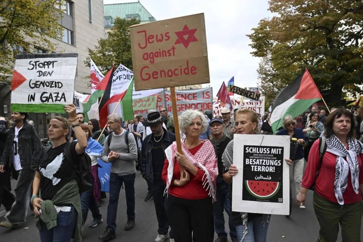 Berlin’de binlerce kişi silahlanmaya, savaşa ve zorunlu askerliğe karşı gösteri yaptı — 7. fotoğraf