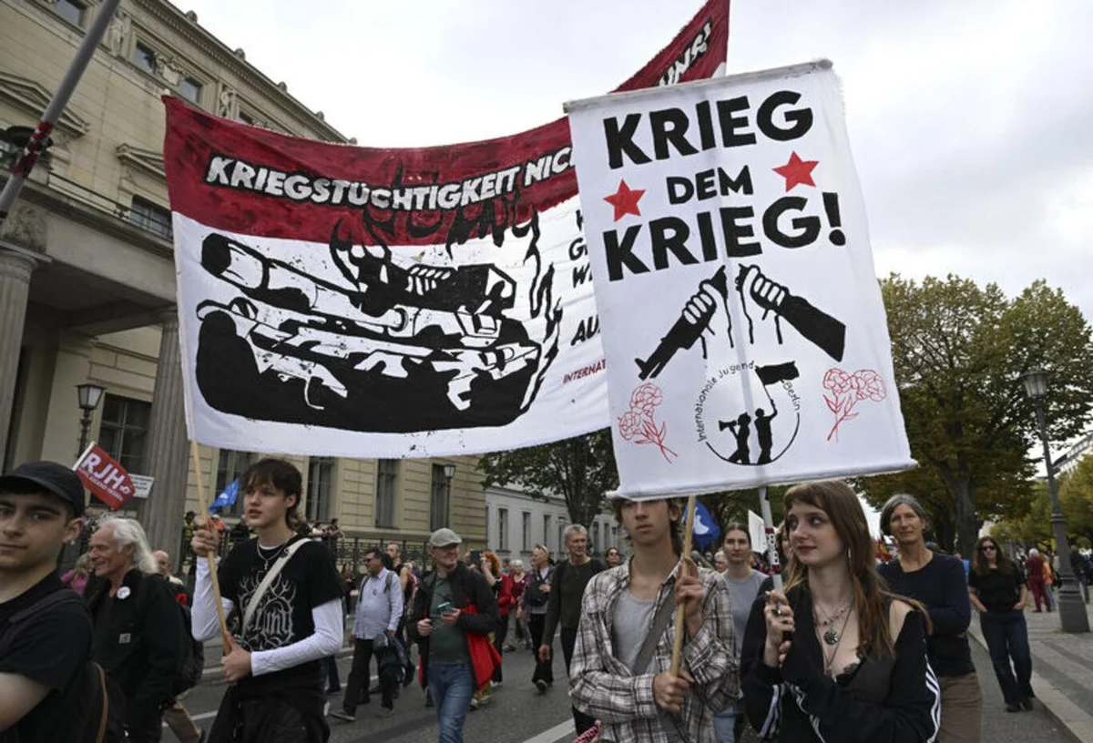 Berlin’de binlerce kişi silahlanmaya, savaşa ve zorunlu askerliğe karşı gösteri yaptı — 6. fotoğraf