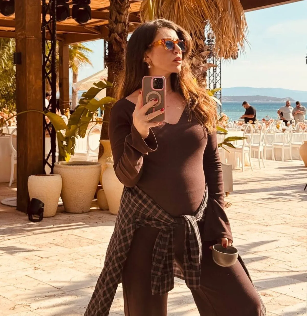 Karnının iyice belirginleştiği görülen Bahadır, ayna karşısında çektiği fotoğrafını yayımladı.