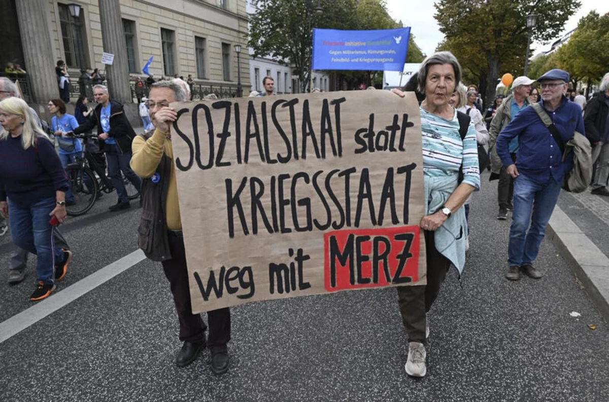 Berlin’de binlerce kişi silahlanmaya, savaşa ve zorunlu askerliğe karşı gösteri yaptı — 5. fotoğraf