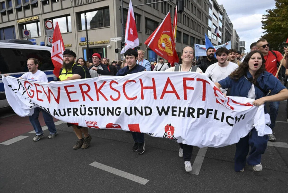 Berlin’de binlerce kişi silahlanmaya, savaşa ve zorunlu askerliğe karşı gösteri yaptı — 2. fotoğraf