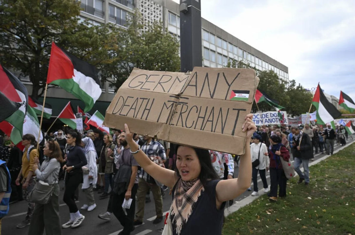 Berlin’de binlerce kişi silahlanmaya, savaşa ve zorunlu askerliğe karşı gösteri yaptı — 9. fotoğraf