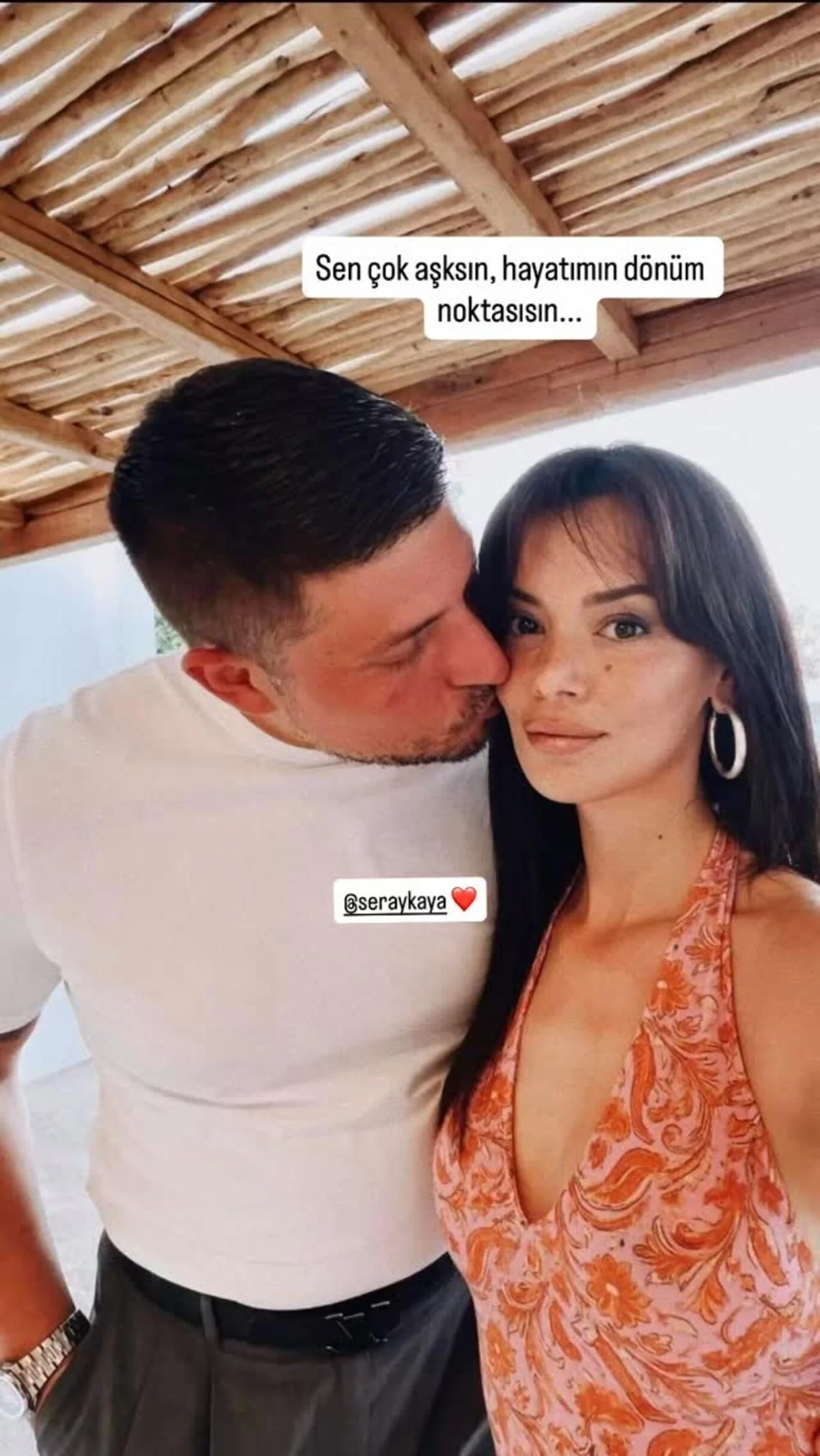 Sevgilisini öpücüklere boğduğu anları Instagram'dan paylaşan İdris Aybirdi, paylaşıma "Sen çok aşksın, hayatımın dönüm noktasısın" şeklinde romantik bir not düştü.