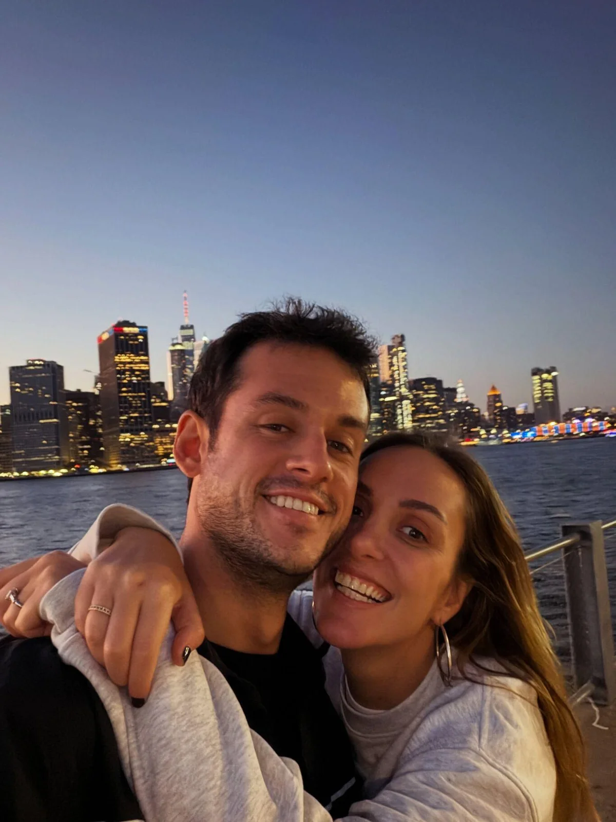 İkili, bebek müjdesini "Macera dolu Amerika" notuyla paylaşırken, haberi alan sevenleri ve takipçileri de tebrik mesajlarıyla çifti kutladı.