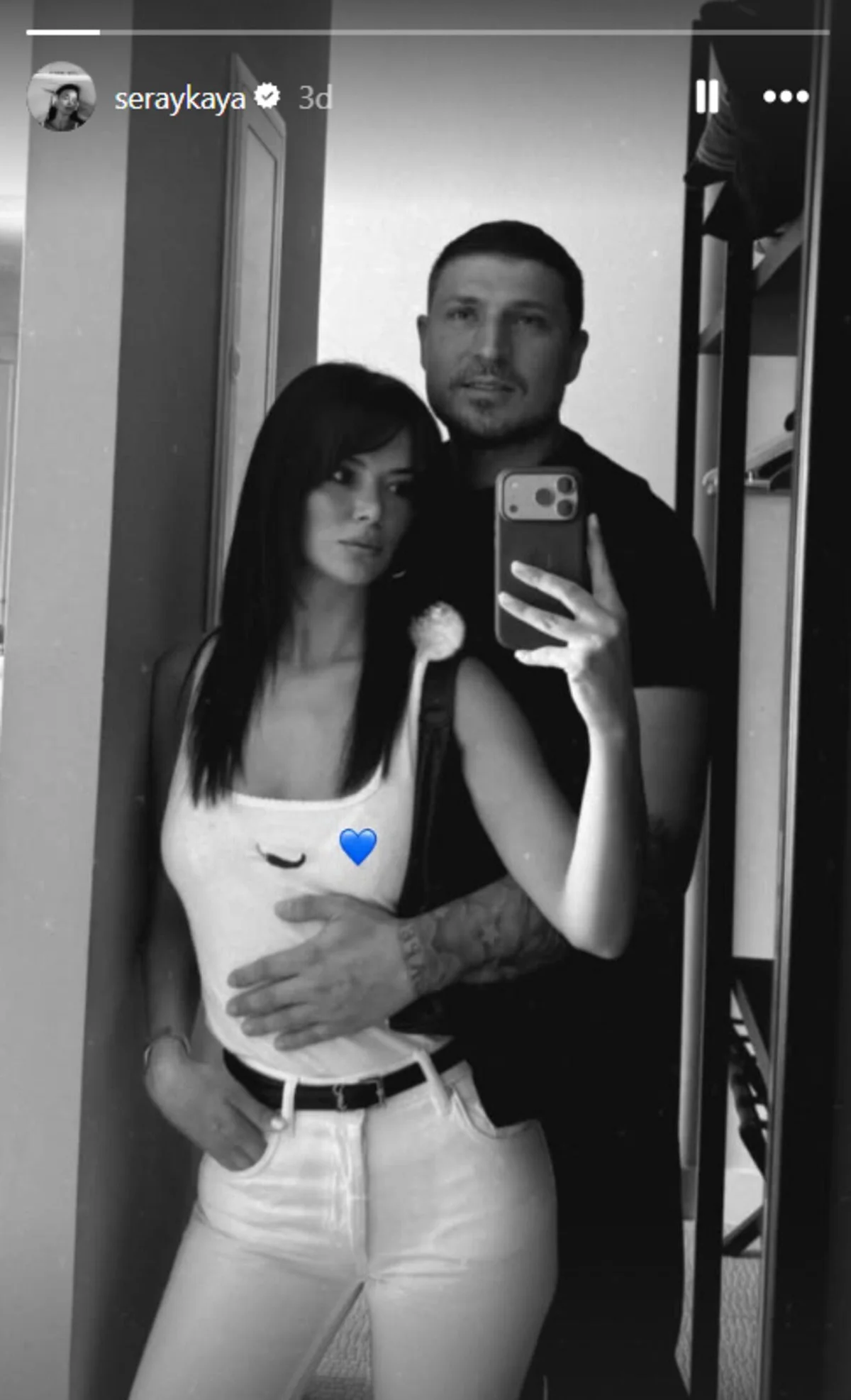 Geçtiğimiz ay iş insanı İdris Aybirdi ile ayna karşısında çekildiği fotoğrafı mavi kalp emojisiyle sosyal medya hesabından paylaşan Kaya, aşkını ilk kez duyurmuştu.