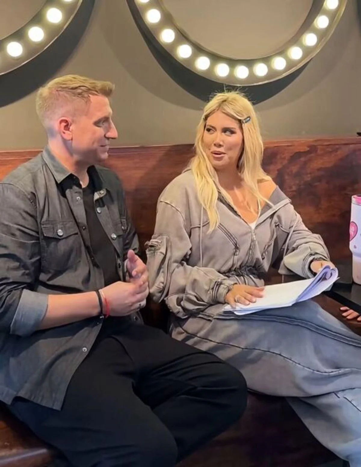 Öte yandan Wanda Nara, mayıs ayında eski eşi Maxi Lopez ile birlikte kamera karşısına geçmişti. 'Aşk Üçgeni' adlı diziyle setlere dönen Nara, Arjantin basınında çıkan haberlere göre yapımda kendisini canlandırmıştı.