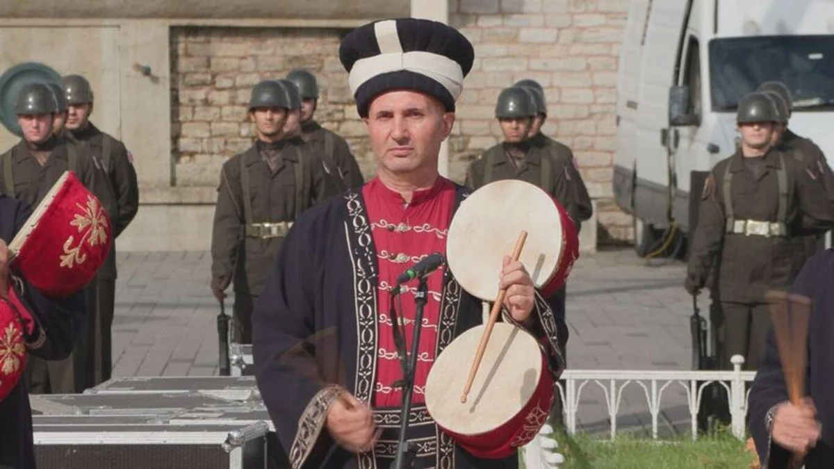 İki dinletinin ardından Mehter Takımı'nın gösterisi vatandaşlar tarafından ilgiyle takip edildi.