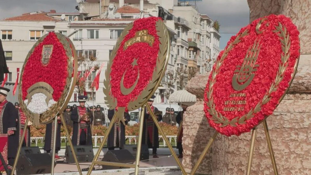 Tören, İstanbul Valiliği, 1'inci Ordu ve İstanbul Garnizon Komutanlığı ile İstanbul Büyükşehir Belediye Başkanlığı çelenklerinin Taksim Cumhuriyet Anıtı'na sunulmasıyla başladı.