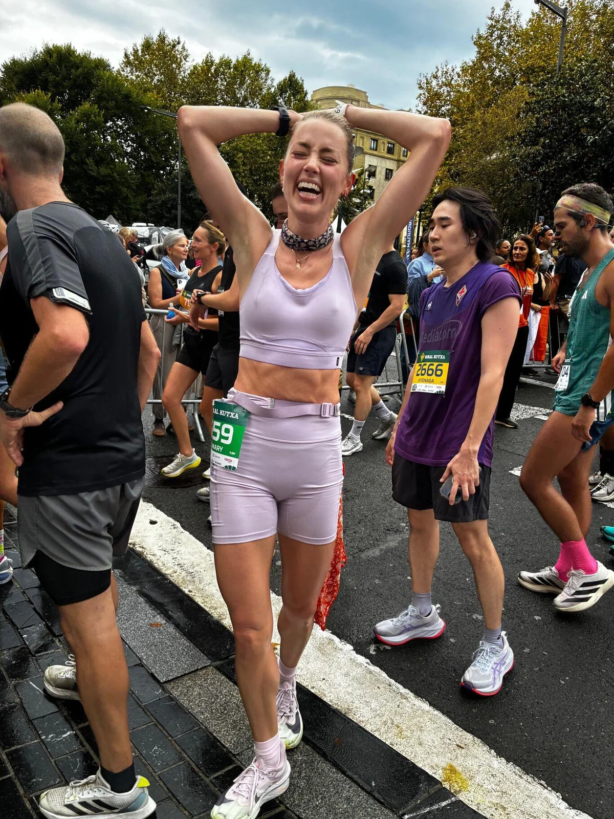 Heard, Madrid'deki gözlerden uzak yaşamından yaptığı yeni bir paylaşımda, ilk yarı maratonunu tamamladığını açıkladı. 21 kilometrelik yarışı tamamlamasının ardından çektiği fotoğrafları Instagram'da paylaşan Heard, her zamankinden daha mutlu görünüyordu.