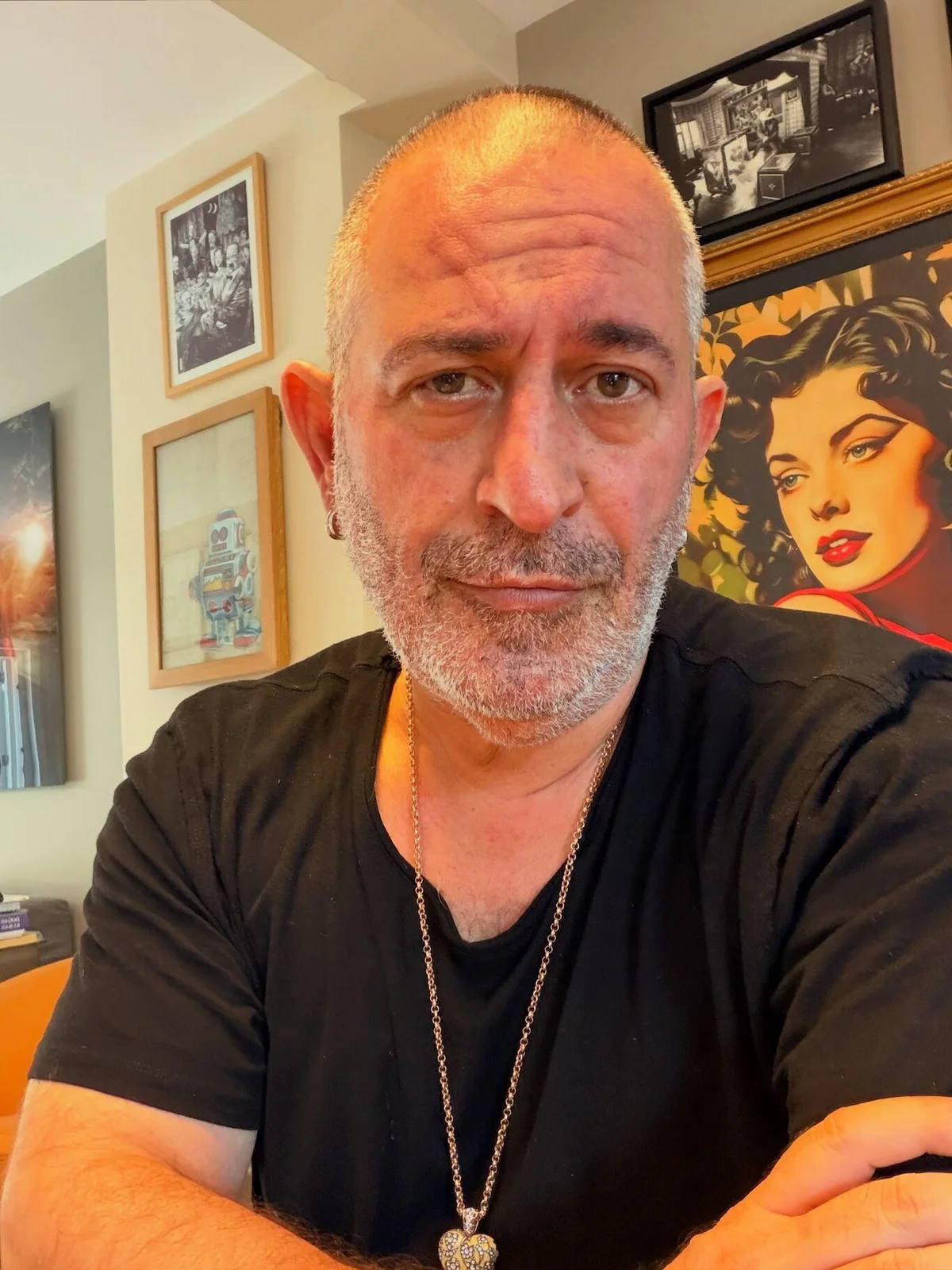 53 yaşındaki komedyen, aile fotoğrafına "Allah saklasın" notunu düştü.