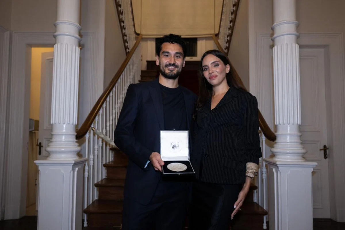 Almanya'nın Türkiye Büyükelçisi Sibylle Katharina Sorg da ödül töreninde hazır bulundu, Galatasaraylı futbolculara bir maça geleceğine dair de söz verdi.