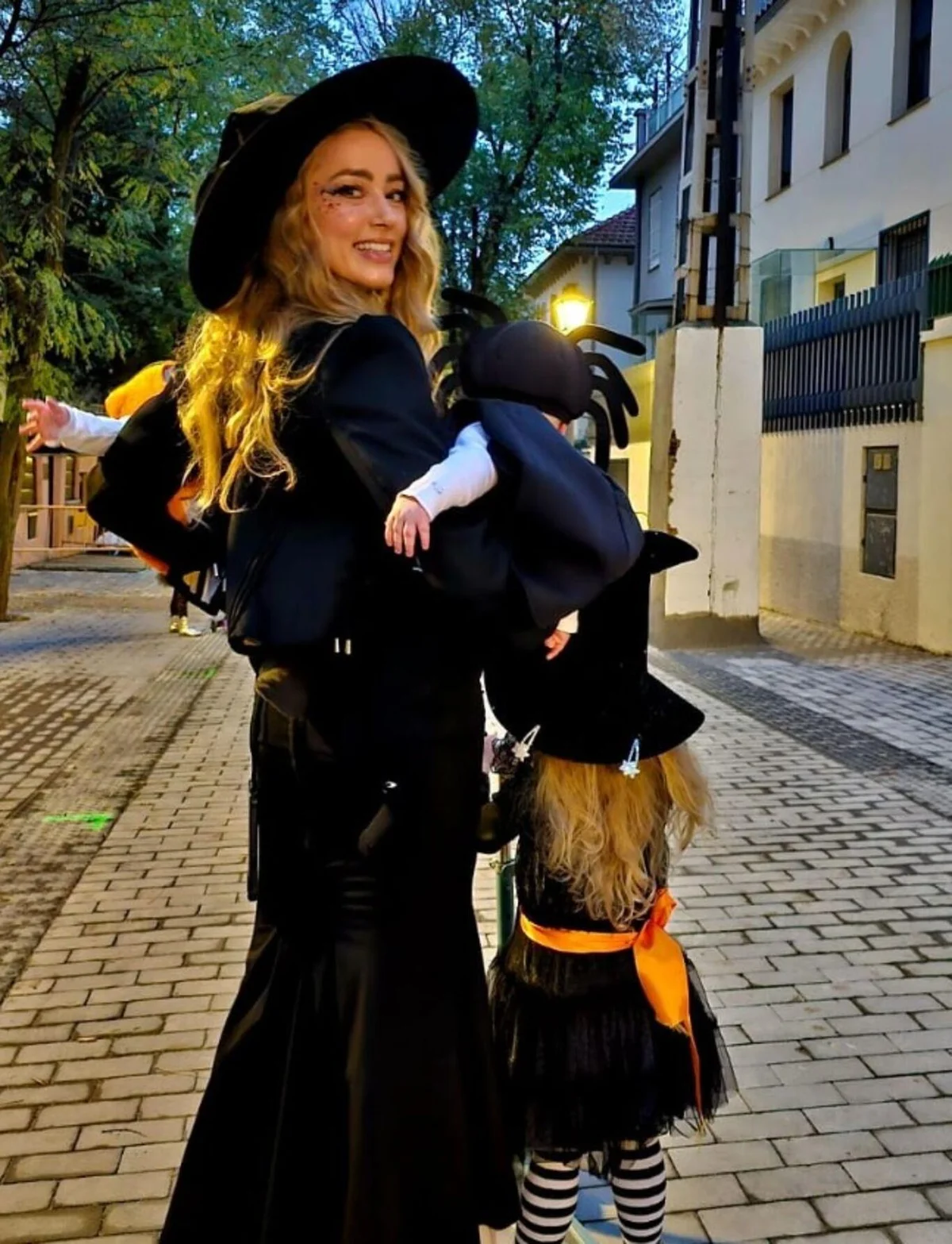 1 MİLYON DOLAR ÖDEDİ Johnny Depp'in ise kendisine karşı dava açan Amber Heard'e 2 milyon dolar ödemesi yönünde karar çıkmıştı. Heard eski eşine toplamda 8 milyon dolardan fazla ödeme yapmak zorunda kalsa da, yapılan anlaşmayla 1 milyon dolar vermişti.