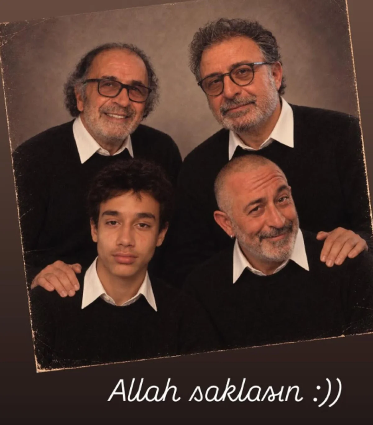 Cem Yılmaz; babası Arif Yılmaz, ağabeyi Can Yılmaz ve oğlu Kemal Yılmaz ile aynı karede yer aldığı üç kuşaklık aile portresini sosyal medya hesabından yayımladı.