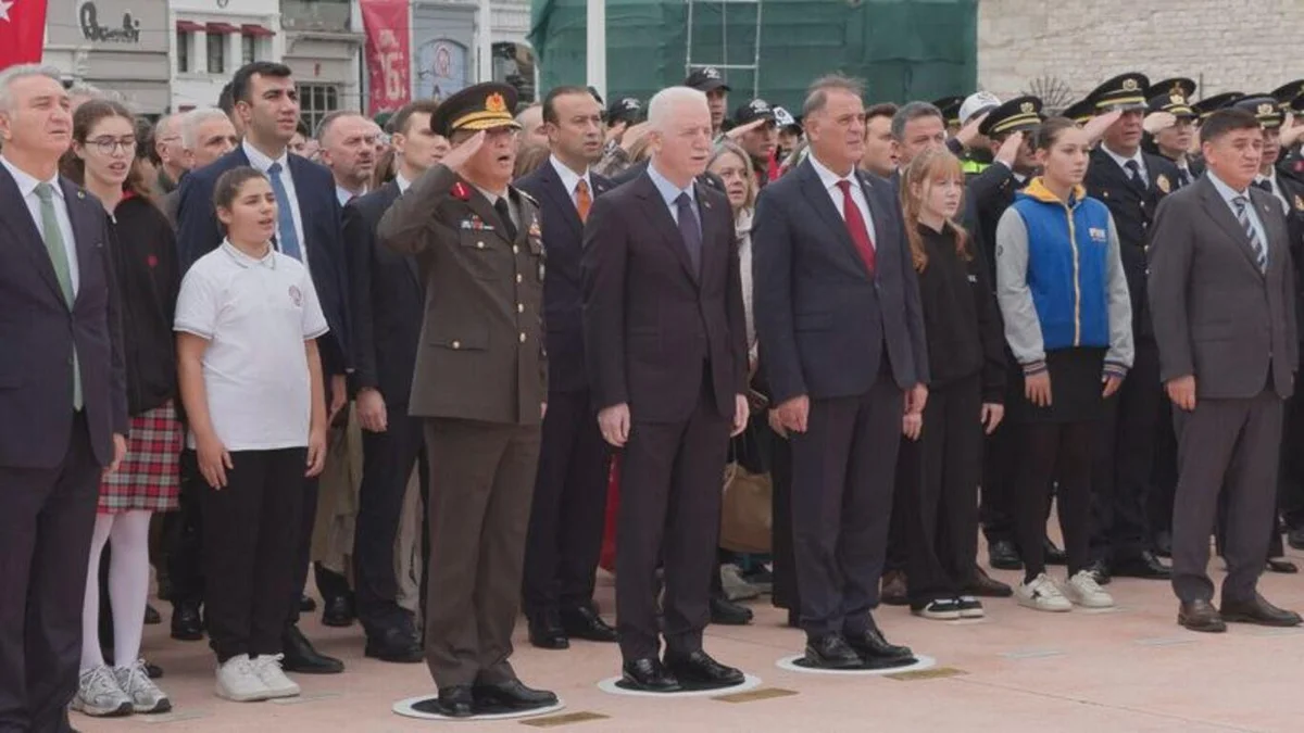 Çelenk sunumunun ardından saygı duruşunda bulunuldu ve İstiklal Marşı okundu.