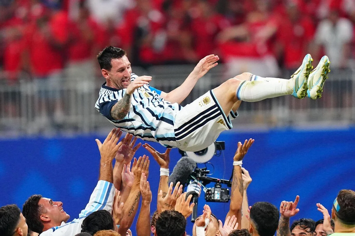 Söz konusu müsabakalarda 125 gol atan Messi, Güney Amerika'da milli takım formasıyla en çok gol atan oyuncu olarak milli takım kariyerini sona erdirecek.