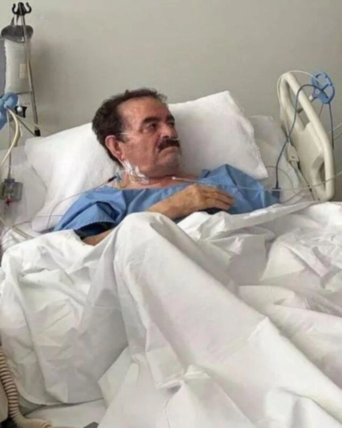 Ünlü türkücü İbrahim Tatlıses, nisan ayında geçirdiği enfeksiyon nedeniyle hastaneye kaldırılmış ve safra kesesinden ameliyat olmuştu. 22 Nisan'da hastaneden taburcu edilen Tatlıses, ardından fizik tedavi sürecine başlamıştı.