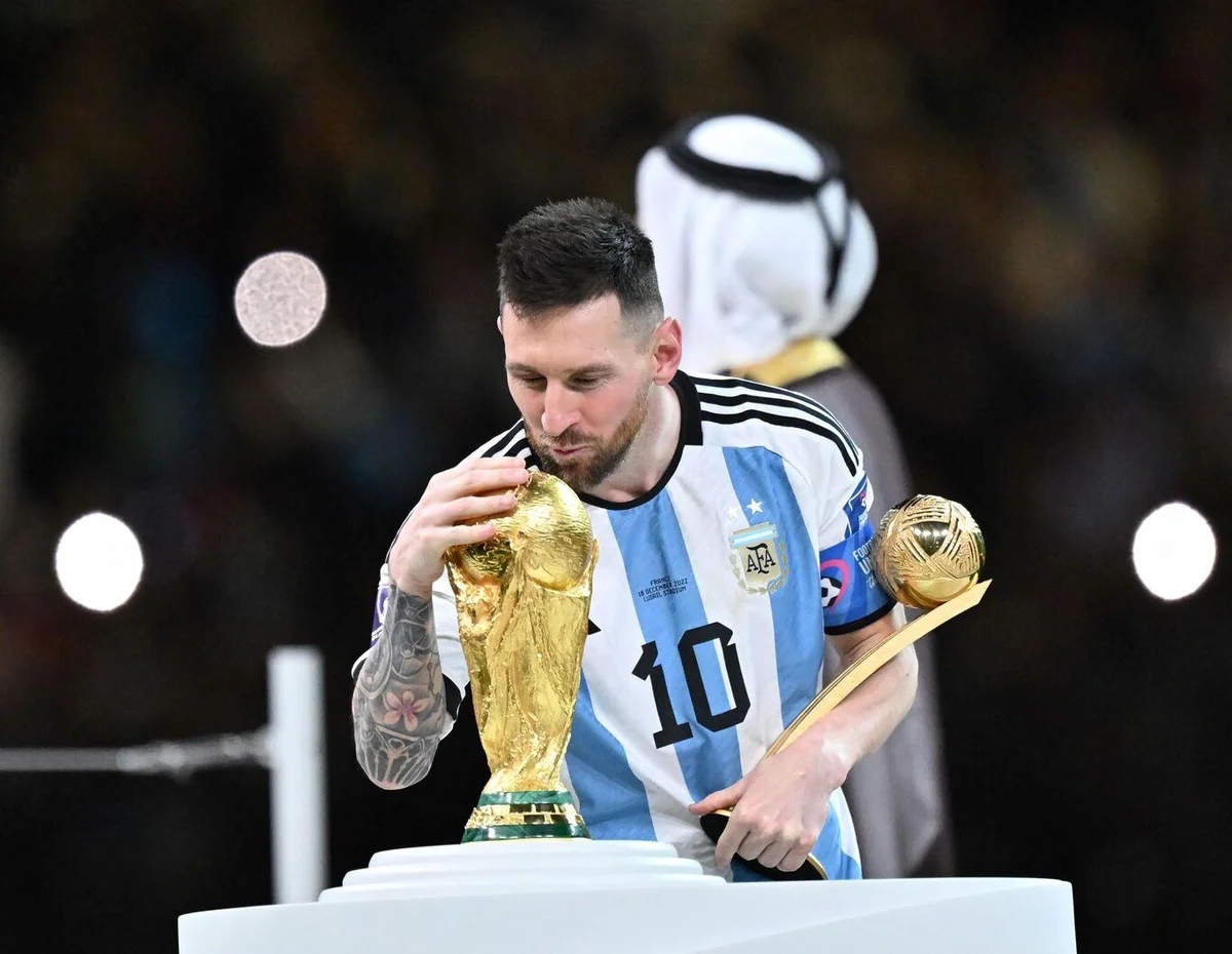 SON TURNUVASI 2026 DÜNYA KUPASI OLDU Dünya Kupası'nda Arjantin formasıyla bir şampiyonluğu bulunan Lionel Messi, 2022'deki bu zaferin ardından 2026'da da finale çıkma başarısı gösterdi.