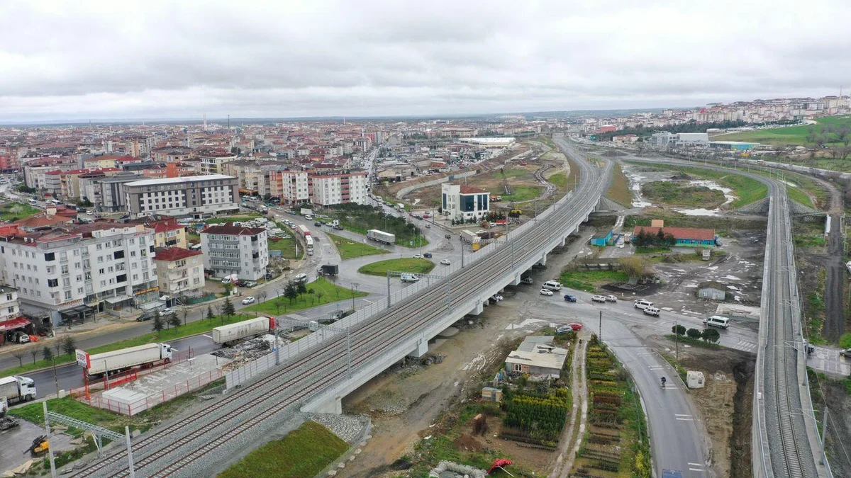 Uraloğlu, Halkalı-Kapıkule Hızlı Tren Hattı’nın bütün etaplarının tamamlanmasıyla Türkiye’nin Avrupa-Asya demiryolu taşımacılığındaki rolünün daha da güçleneceğini ifade etti.