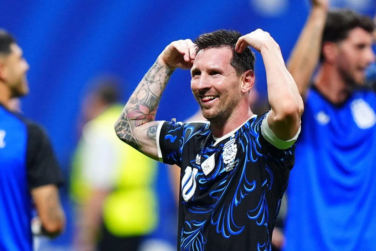 Messi, milli takım formasıyla 1 FIFA Dünya Kupası, 2 Copa America, 1 Finalissima, 1 Olimpiyat ve 1 FIFA U-20 Dünya Kupası olmak üzere toplam 6 kupa kazandı.