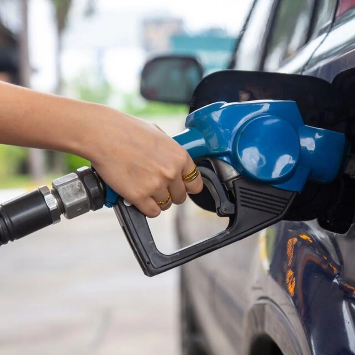 MOTORİNE İNDİRİM YANSIDI Motorin litre fiyatında yapılan 4 lira 95 kuruşluk indirim, 6 Ekim'den itibaren geçerli oldu. İndirim sonrası birçok kentte motorinin litre fiyatı 90-91 lira seviyelerine geriledi. 7 Ekim’de motorin veya benzin indirimi gelmedi.