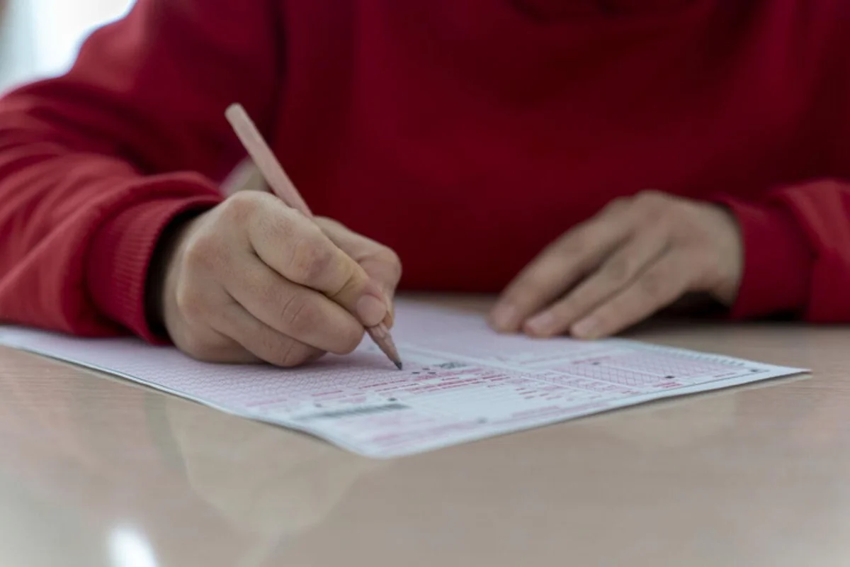 AÖL SINAVLARI NE ZAMAN? Açık Öğretim Lisesi 2026-2027 eğitim öğretim yılı 1. dönem yüz yüze sınavları Oturum: 20 Aralık 2026 Pazar günü Türkiye saati ile 10.00'da Oturum: 20 Aralık 2026 Pazar günü Türkiye saati ile 14.00'te yapılacaktır.