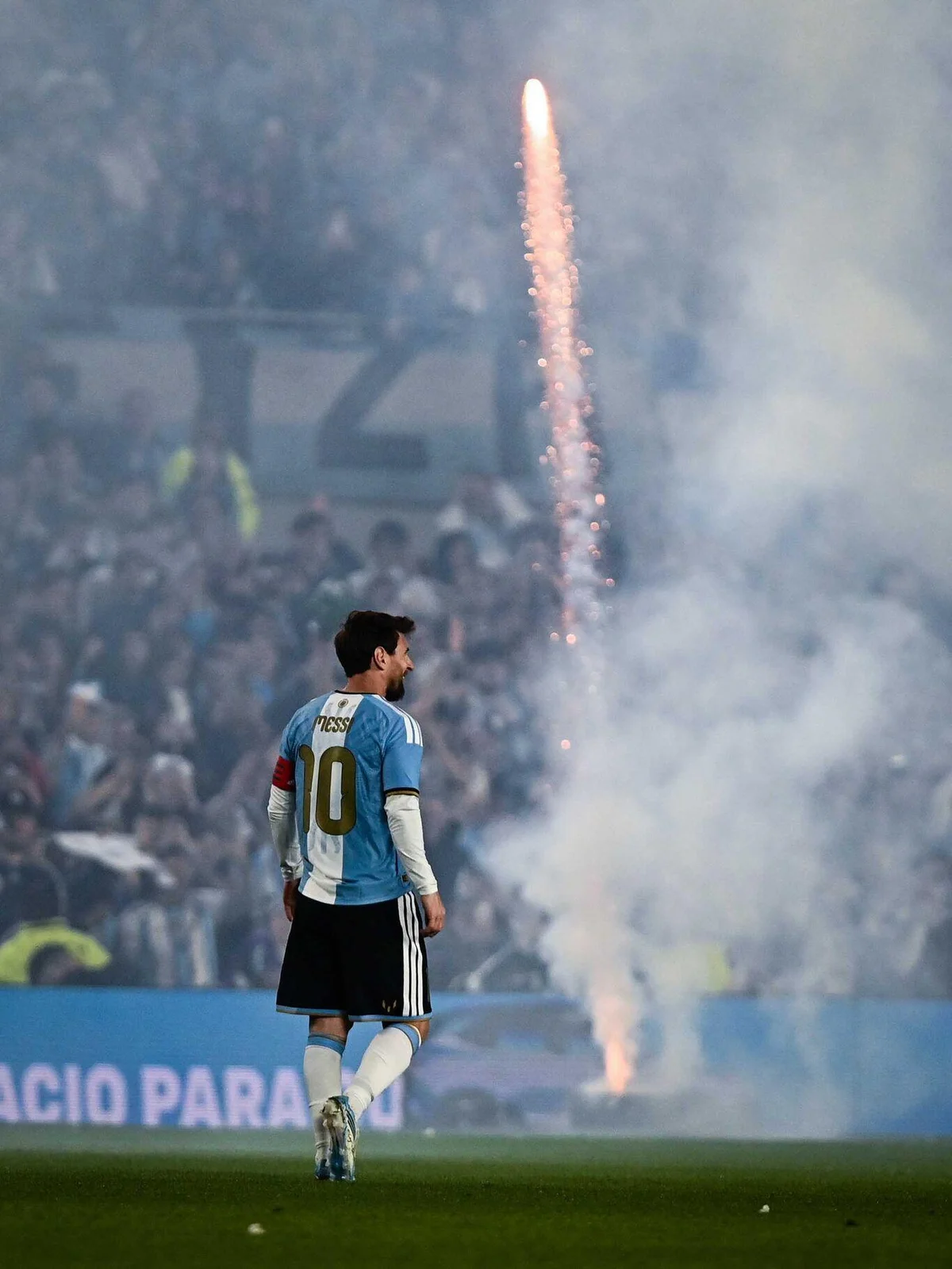 MAÇ 10. DAKİKADA DURDU Bu arada Arjantin-Benin maçı 10. dakikada durdu ve Lionel Messi onurlandırıldı. Statta havai fişek gösterisi yapılırken, Messi dakikalarca alkışlandı.