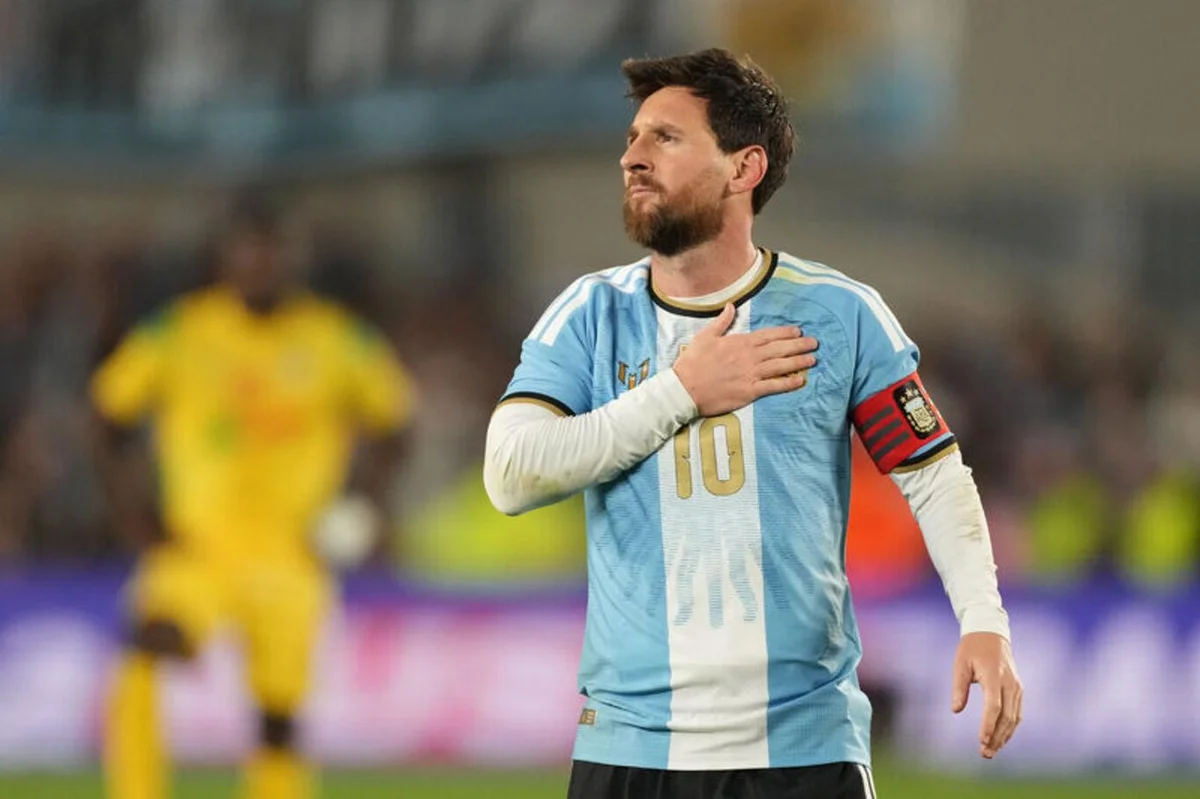 ARJANTİN FORMASIYLA EN ÇOK MAÇA ÇIKAN VE GOL ATAN FUTBOLCU Arjantin formasıyla en çok maça çıkan (208) ve en çok gol atan (126) oyuncu ünvanlarını elinde bulunduran Messi, ardında kırılması zor görünen istatistikler bıraktı.