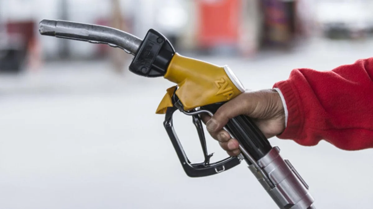 İZMİR 7 EKİM 2026 AKARYAKIT FİYATLARI Benzin litre fiyatı: 85.90 TL Motorin litre fiyatı: 91.50 TL LPG litre fiyatı: 41.20 TL