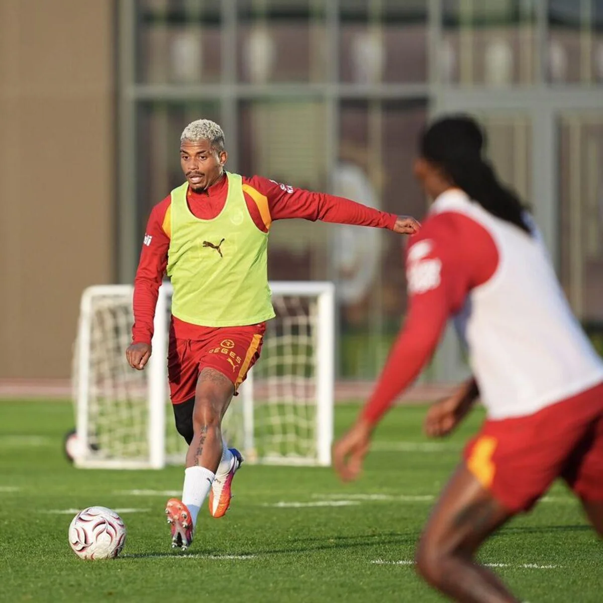 SAKATLIKLARDA SON DURUM Mario Lemina ve Günay Güvenç idmanın tamamında takımla, Wilfried Singo ve Roland Sallai ise takımdan ayrı çalıştı.