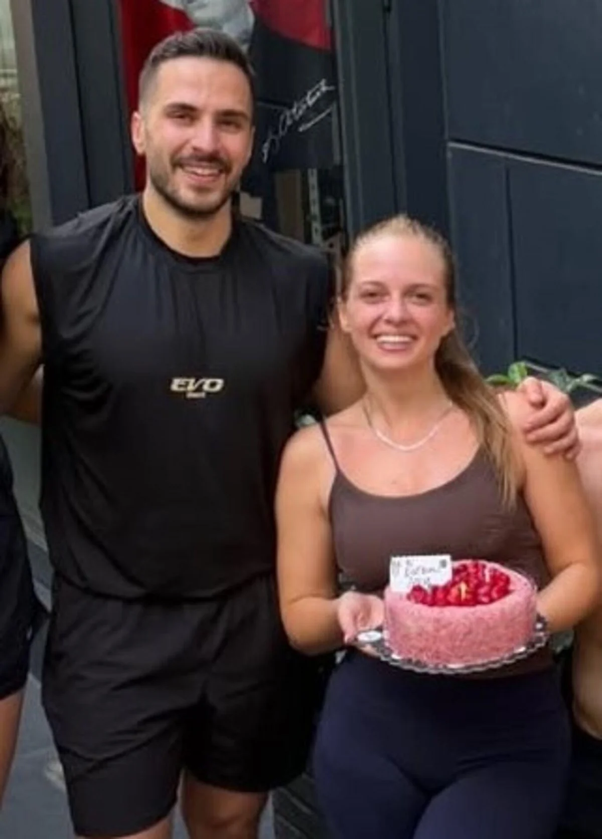 Son olarak 25'inci yaşını kutlayan İpek Filiz Yazıcı'ya sevgilisinden romantik bir sürpriz geldi. Spor salonunda antrenman yaptıkları sırada sevgilisinin doğum gününü unutmayan İhsan Taha Torğut, o anları ölümsüzleştirdi.