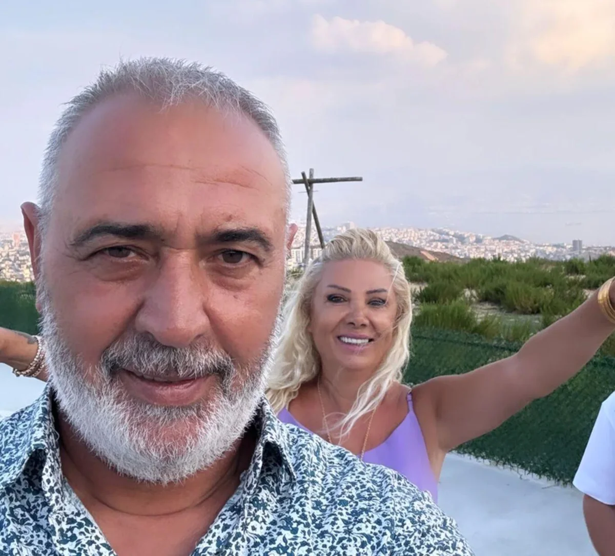 Yeniden evlenmeyi düşünmeyen 61 yaşındaki Karakaş, 59 yaşındaki estetisyen Müge Zopun ile tanıştı.
