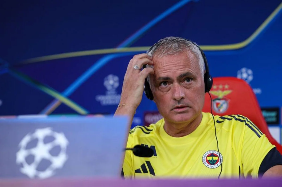 "ORADA KENDİMİ HER ZAMAN EVİMDE HİSSETTİM" Fenerbahçe'yi çalıştırdığı döneme değinen Jose Mourinho, "Fenerbahçe'nin benim için özel bir yeri var ancak orada sadece 13-14 ay kaldım. Orada kendimi her zaman evimde hissettim." dedi.