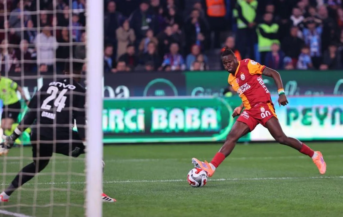 EN FAZLA BONSERVİS ÖDENEN 3. OYUNCU Singo, Galatasaray tarihinde Victor Osimhen ve Rafael Leao'nun ardından en çok bonservis bedeli ödenen oyuncu konumunda bulunuyor.