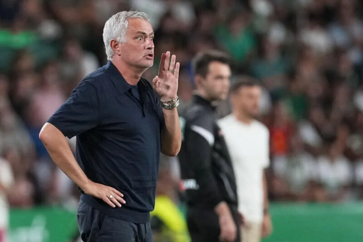 Roma'nın başında bulunduğu dönemde Sevilla ile UEFA Avrupa Ligi finalinde karşı karşıya gelen Jose Mourinho, kupayı penaltı atışlarında kaybetmişti.