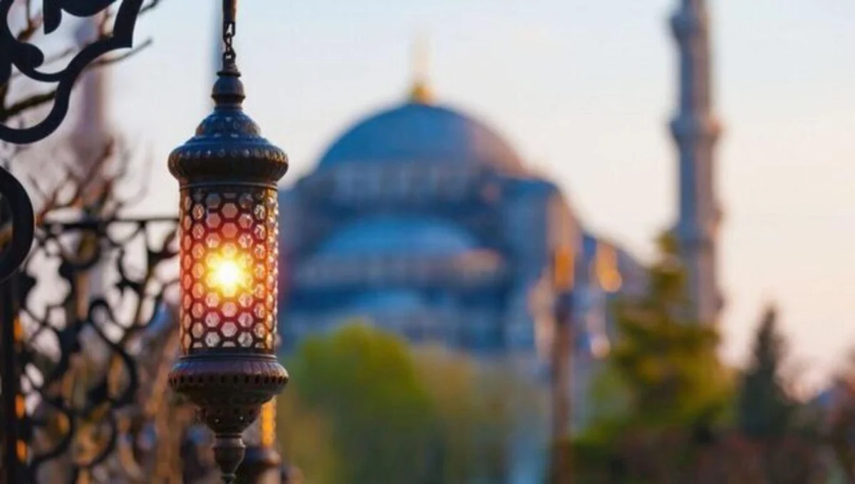 İLK ORUÇ NE ZAMAN? Ramazan ayı 8 Şubat'ta başlayacak. 7 Şubat akşamı ilk sahura kalkılacak. 8 Şubat günü ise ilk oruç tutulacak.