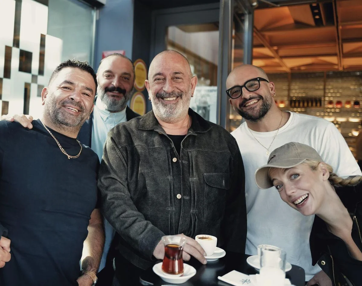 Öte yandan Cem Yılmaz, çekimleri tamamlanan ve 'G.O.R.A.' filminin dizi uyarlaması olan 'GORA 4 GORA'daki rol arkadaşlarıyla geçtiğimiz saatlerde bir araya geldi.