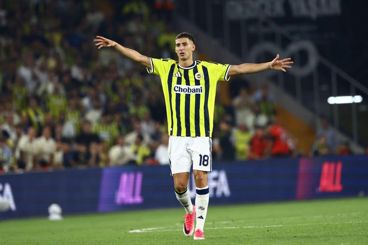 TEK EKSİK MERT MÜLDÜR Fenerbahçe'de Çaykur Rizespor mücadelesi öncesinde tek eksik bulunuyor. Yaşadığı sakatlığın ardından Avusturya'da ameliyat edilen Mert Müldür, yarın oynanacak maçta takımını yalnız bırakacak.