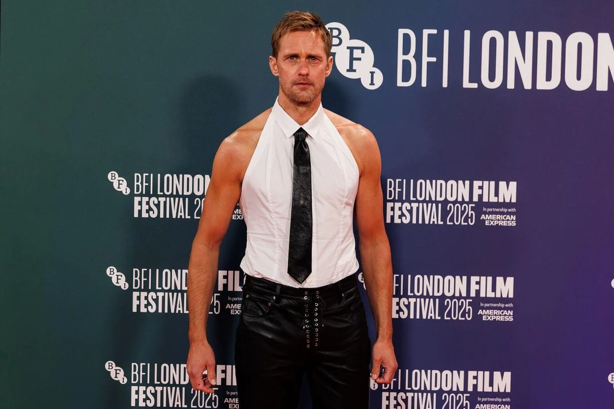 Skarsgard, geçen yılki BFI London Film Festivali'ne omuzlarını açıkta bırakan bi gömlekle katılmıştı.