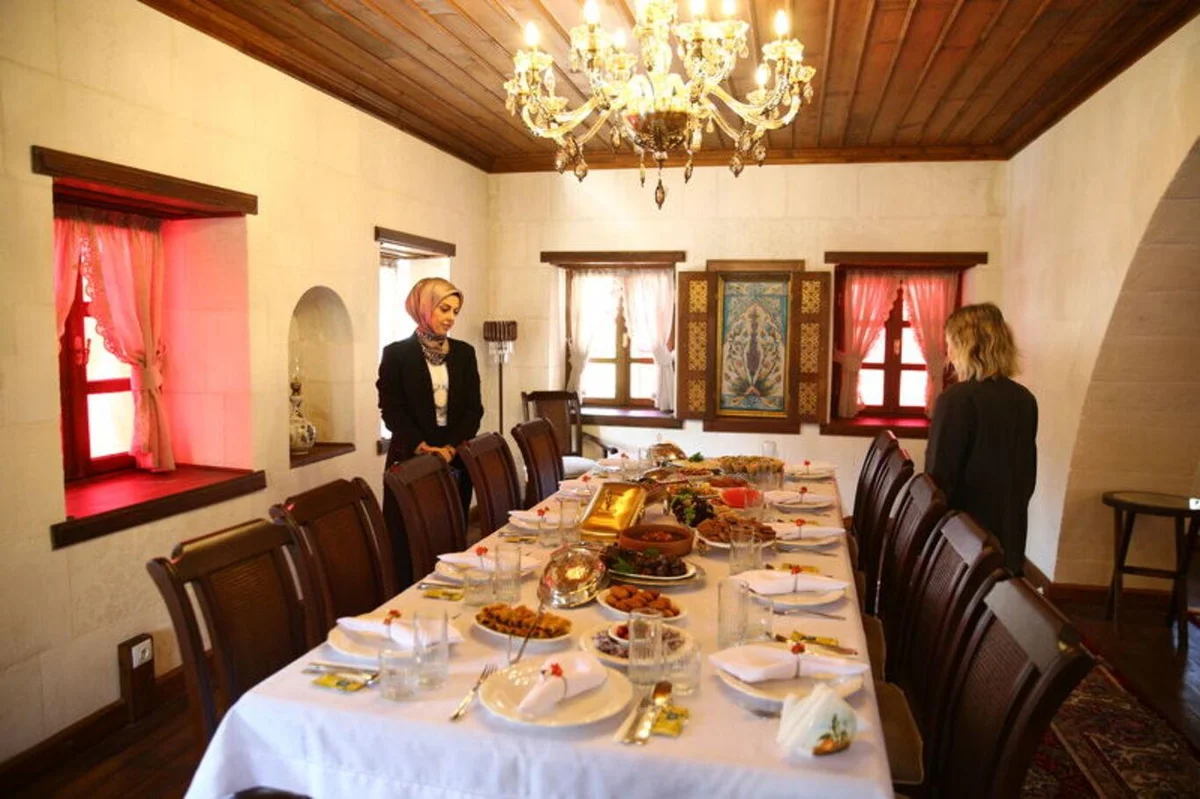 Açılışın ardından protokol üyeleri, Selamlık Sofra Miras Evi'nde yürütülen çalışmalar ve merkezin faaliyetleri hakkında Adana Olgunlaşma Enstitüsü Müdürü Seher Coşkun'dan bilgi aldı.
