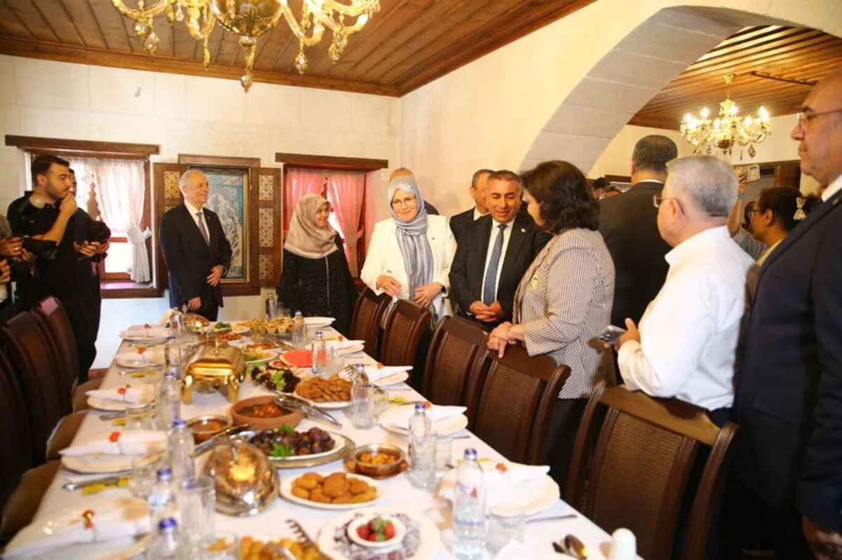 Açılışa, Adana Büyükşehir Belediye Başkanvekili Güngör Geçer, Adana Cumhuriyet Başsavcısı Altuğ Kürşat Şahin, kamu kurum ve kuruluşlarının yöneticileri ile Vali Mustafa Yavuz'un eşi Süreyya Yavuz katıldı.