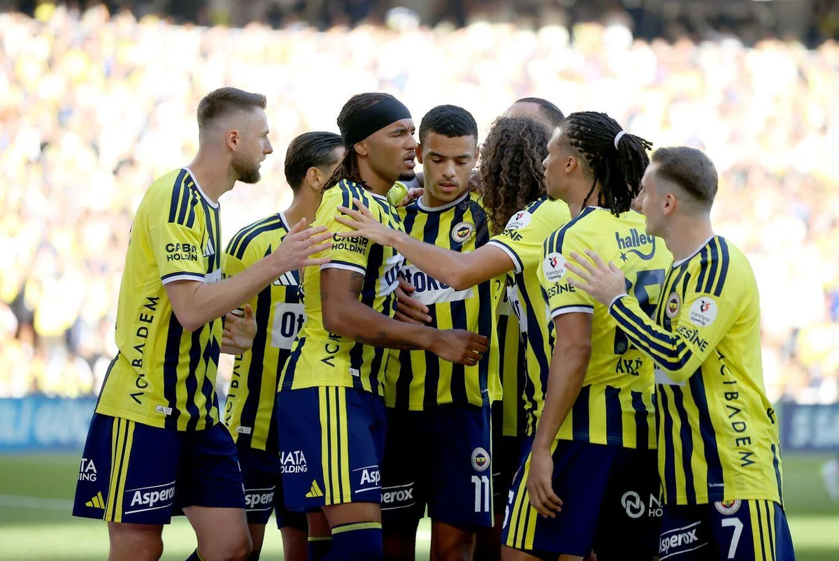 Beşiktaş ve Gaziantep FK maçlarında yaşadığı puan kayıplarıyla zirvenin gerisinde kalan Fenerbahçe, rakiplerinin puan kaybettiği haftada Eyüpspor'u 8-0'lık tarihi skorla yenerek yeniden zirve yarışına dahil oldu.