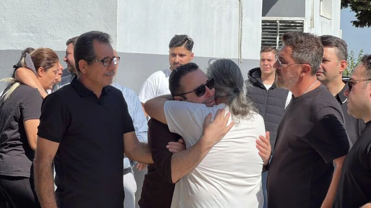 "BABAM, BEN GELDİM" Törende gözyaşı döken Atilla Taş'ı, yakınları teskin etti. Taş'ın oldukça bitkin olduğu görüldü. Kızının tabutuna sarılan Taş, gözyaşları içinde "Babam, ben geldim babam" diyerek ağladı.