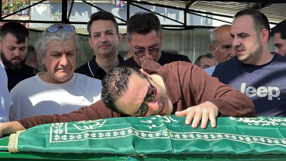 Eşiyle ayrıldıktan sonra psikolojik sorunlar yaşadığı iddia edilen ve intihar ettiği üzerinde durulan Sezen Taş'ın cenazesi, bugün otopsinin ardından yakınları tarafından teslim alınarak tören için Mezitli Mezarlığı’na getirilerek cenaze namazı kılındı.