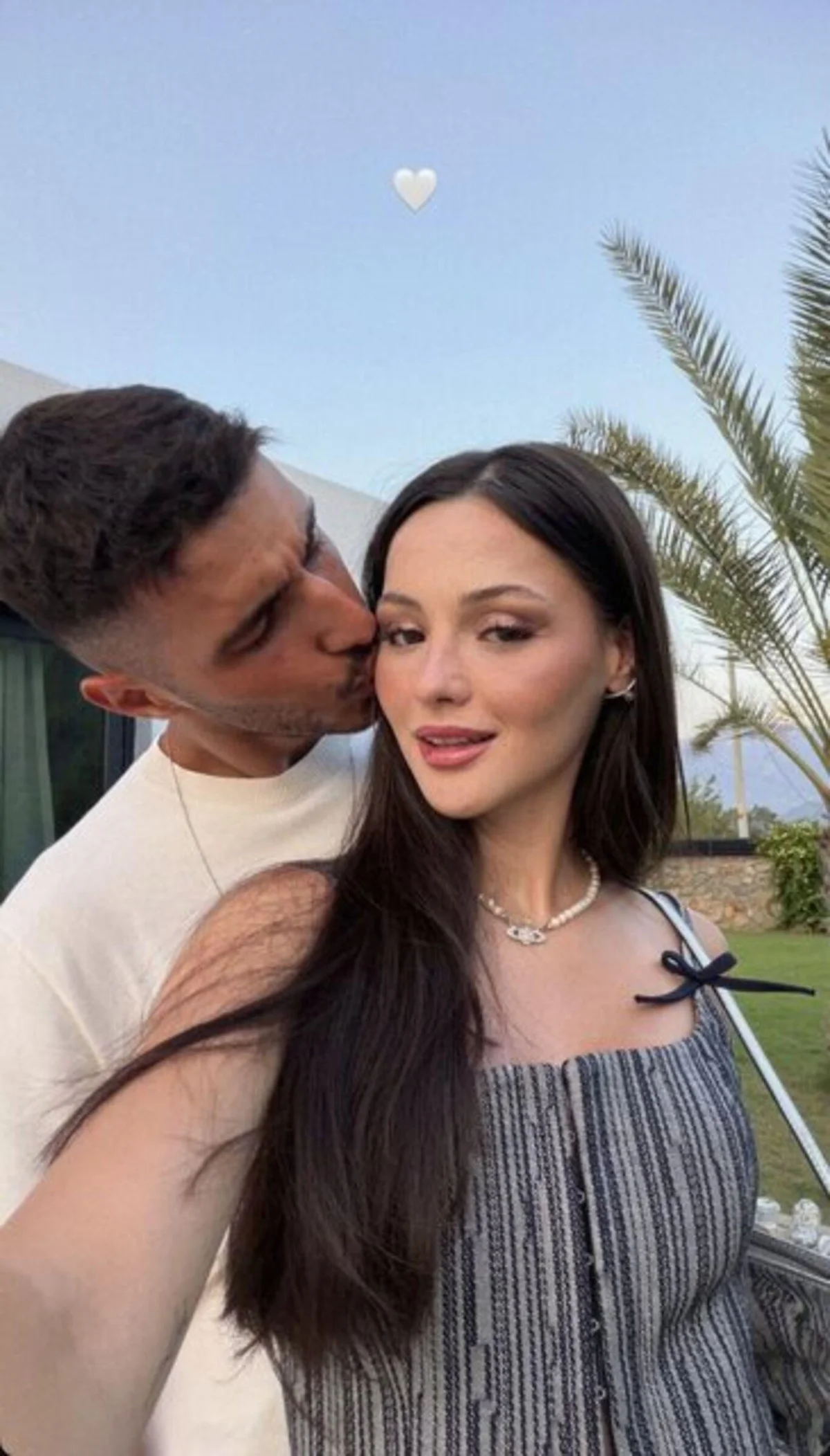 Çift, ilişkilerini gözler önünden sakınmayarak mutlu anlarını hayranlarıyla paylaşmayı sürdürüyor. Oyuncu, Instagram hesabından sevgilisiyle çekilmiş yeni bir fotoğraf yayımladı.